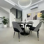Spacious Renovated 2br Townhouse Cavour 41, Historic Centre *