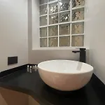 Spacious Renovated 2br Townhouse Cavour 41, Historic Centre 公寓