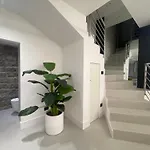 Spacious Renovated 2br Townhouse Cavour 41, Historic Centre Apartment