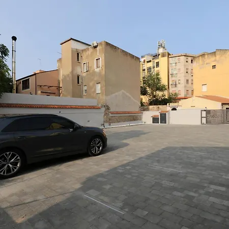 Apartment Spacious Renovated 2br Townhouse Cavour 41, Historic Centre