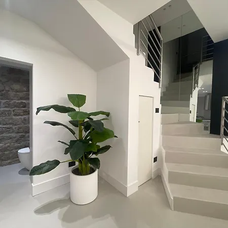 Spacious Renovated 2br Townhouse Cavour 41, Historic Centre *