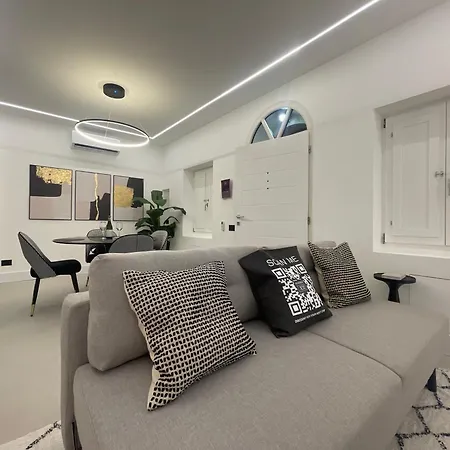 Spacious Renovated 2br Townhouse Cavour 41, Historic Centre *