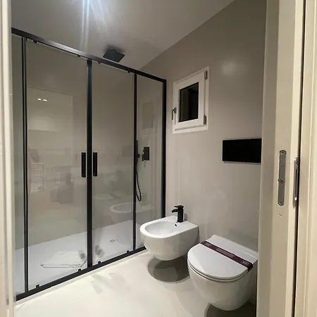 Spacious Renovated 2br Townhouse Cavour 41, Historic Centre Apartment *