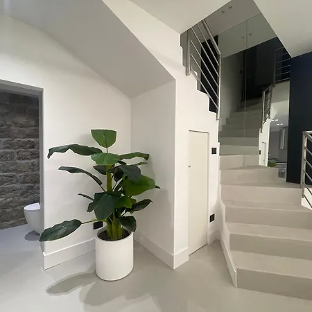Spacious Renovated 2br Townhouse Cavour 41, Historic Centre Apartment