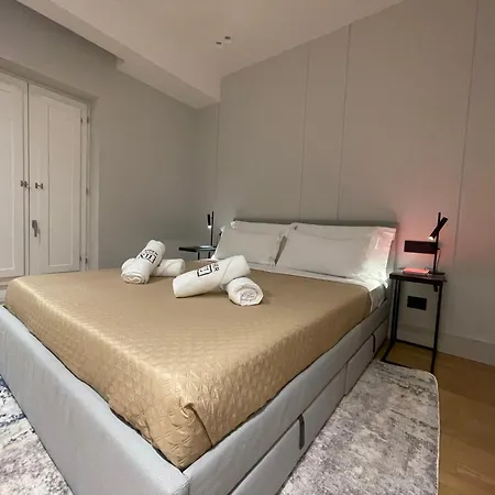 Spacious Renovated 2br Townhouse Cavour 41, Historic Centre Apartment
