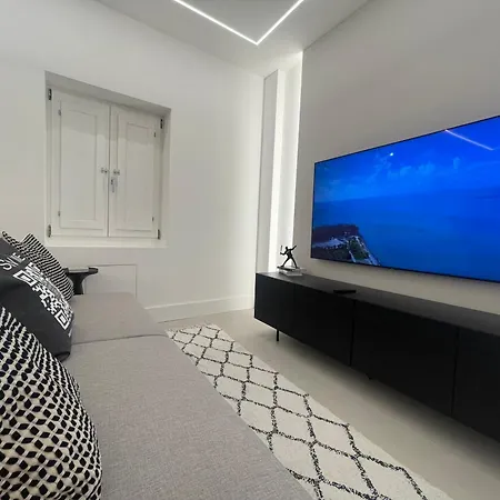 Spacious Renovated 2br Townhouse Cavour 41, Historic Centre *
