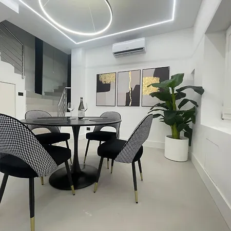 Apartment Spacious Renovated 2br Townhouse Cavour 41, Historic Centre