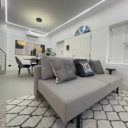 Spacious Renovated 2br Townhouse Cavour 41, Historic Centre *
