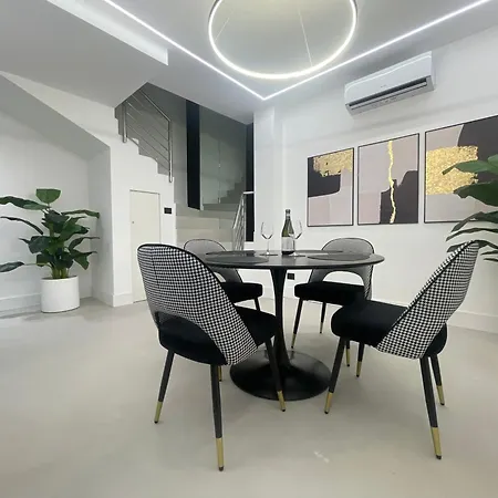 Spacious Renovated 2br Townhouse Cavour 41, Historic Centre *