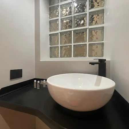 Spacious Renovated 2br Townhouse Cavour 41, Historic Centre Apartment