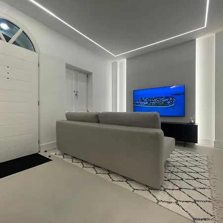 Apartment Spacious Renovated 2br Townhouse Cavour 41, Historic Centre