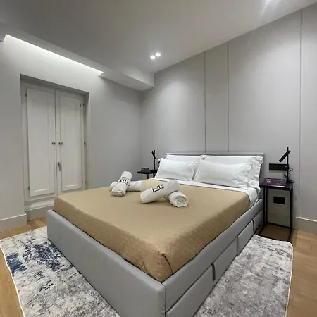 Apartment Spacious Renovated 2br Townhouse Cavour 41, Historic Centre *