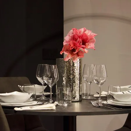 Апартаменты Fully Renovated 2br Spacious & Stylish Town House - Premium Location