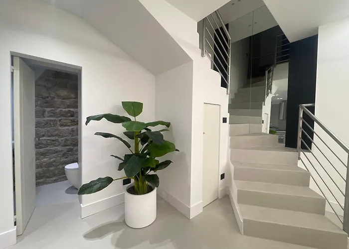 Fully Renovated 2br Spacious & Stylish Town House - Premium Location *