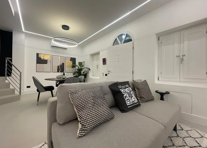 Fully Renovated 2br Spacious & Stylish Town House - Premium Location *