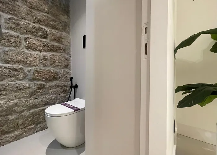 Fully Renovated 2br Spacious & Stylish Town House - Premium Location Lägenhet