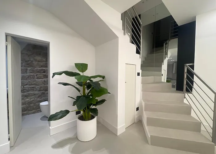 Fully Renovated 2br Spacious & Stylish Town House - Premium Location Lägenhet