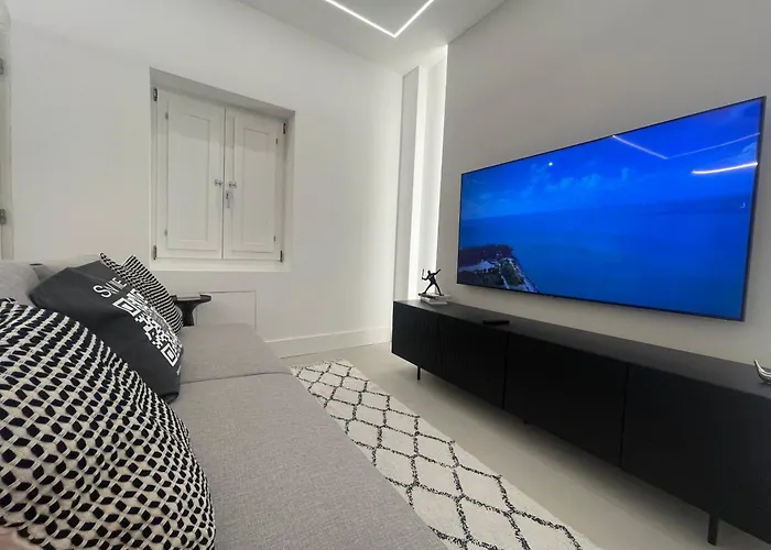 Fully Renovated 2br Spacious & Stylish Town House - Premium Location *