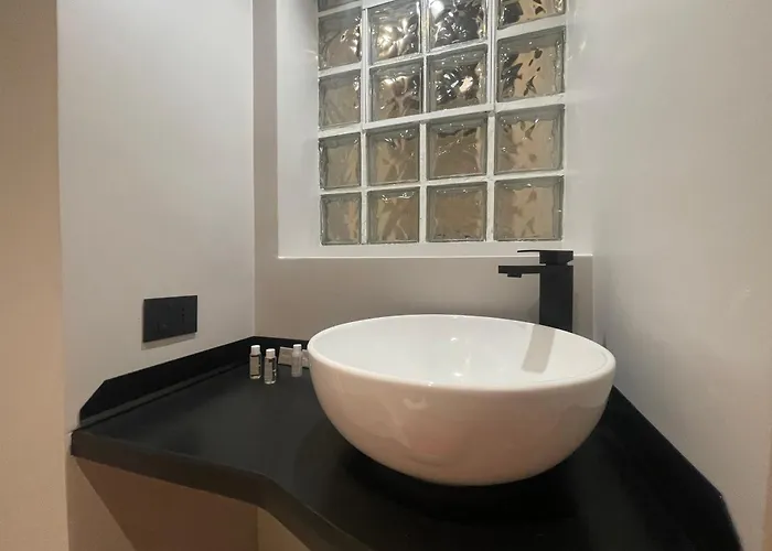 Fully Renovated 2br Spacious & Stylish Town House - Premium Location Lägenhet